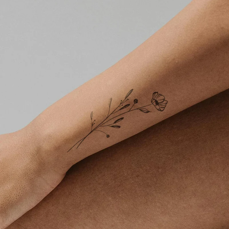 Dezente Mohnblume Tattoo