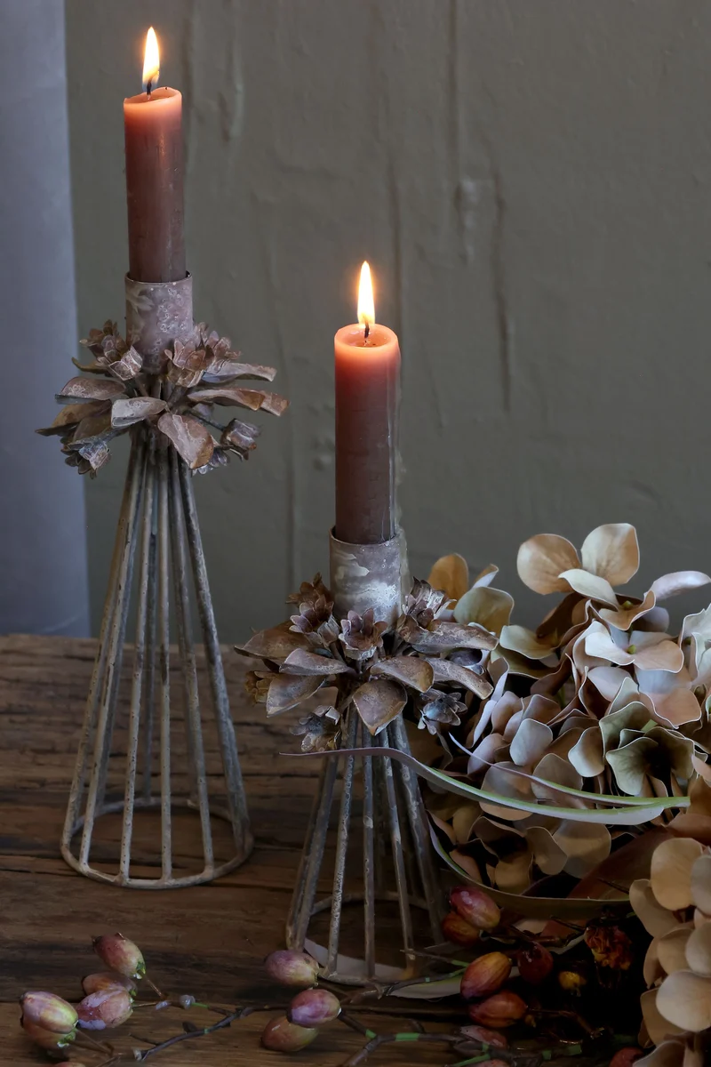 Ljusstake m. blomdekor H16/Ø9,5 cm antik mocca