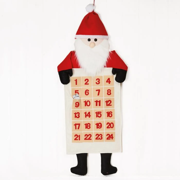 Adventskalender med jultomte i tyg