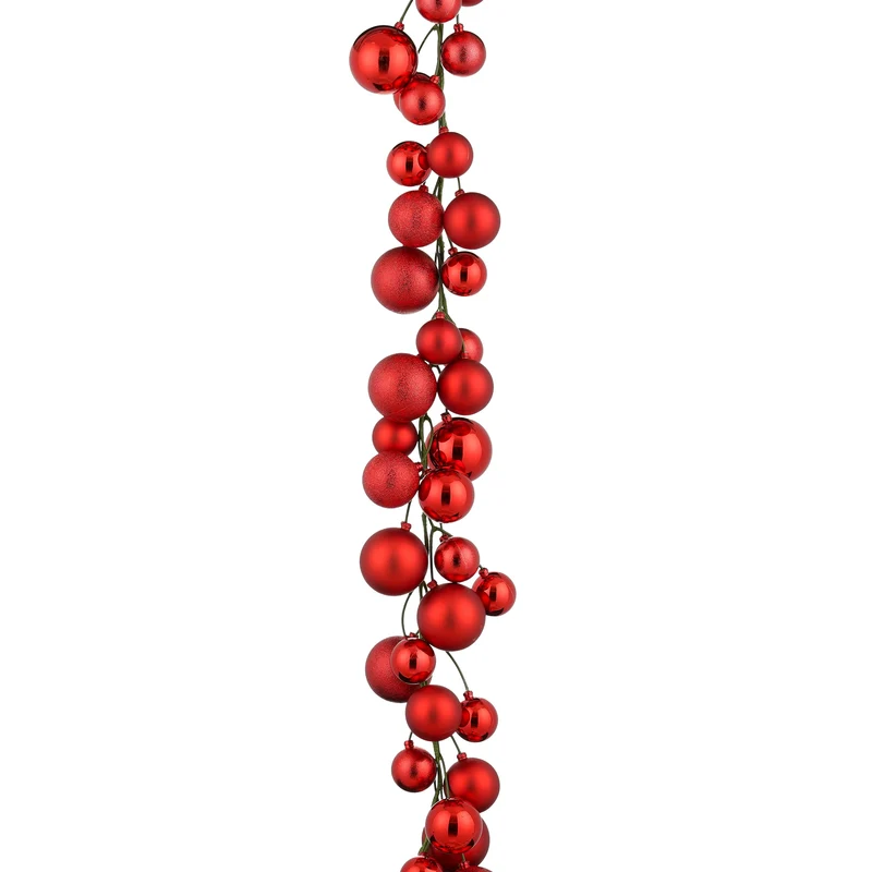 Girlang med röda julkulor