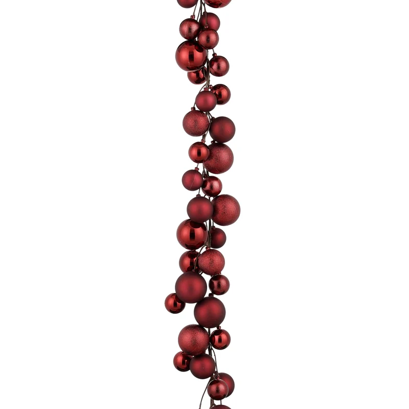 Girlang med vinröda julgranskulor