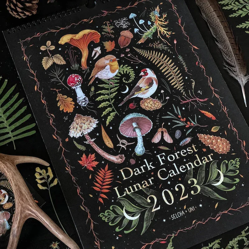 2023 Månkalender med Illustrerade Mörka Skogsmotiv