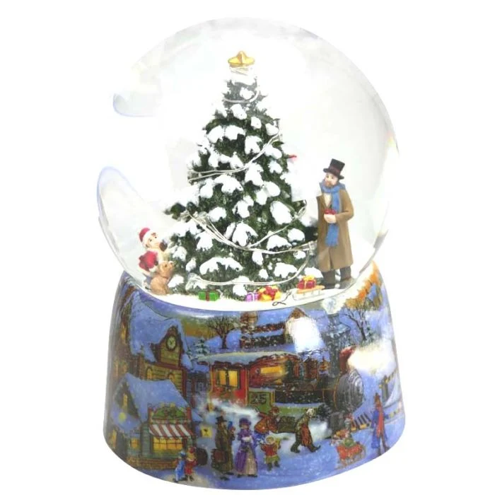Snöglob med ljus på trädet