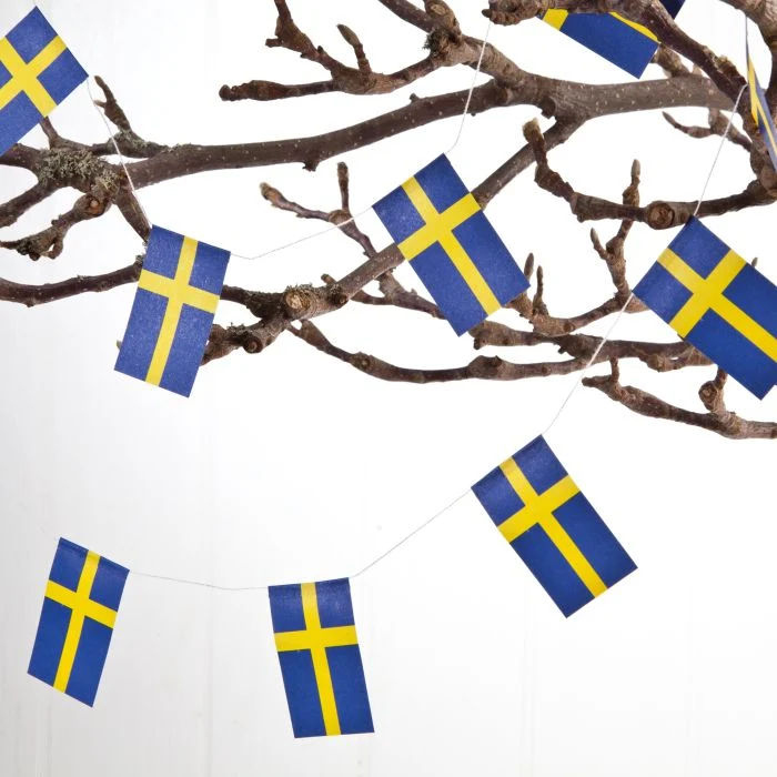Flagggirlang med svenska flaggor