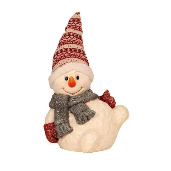 Stor snögubbe med stickad mössa